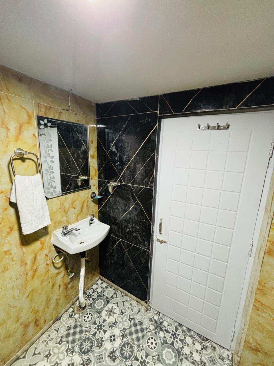 Hotel Amar Массури Экстерьер фото
