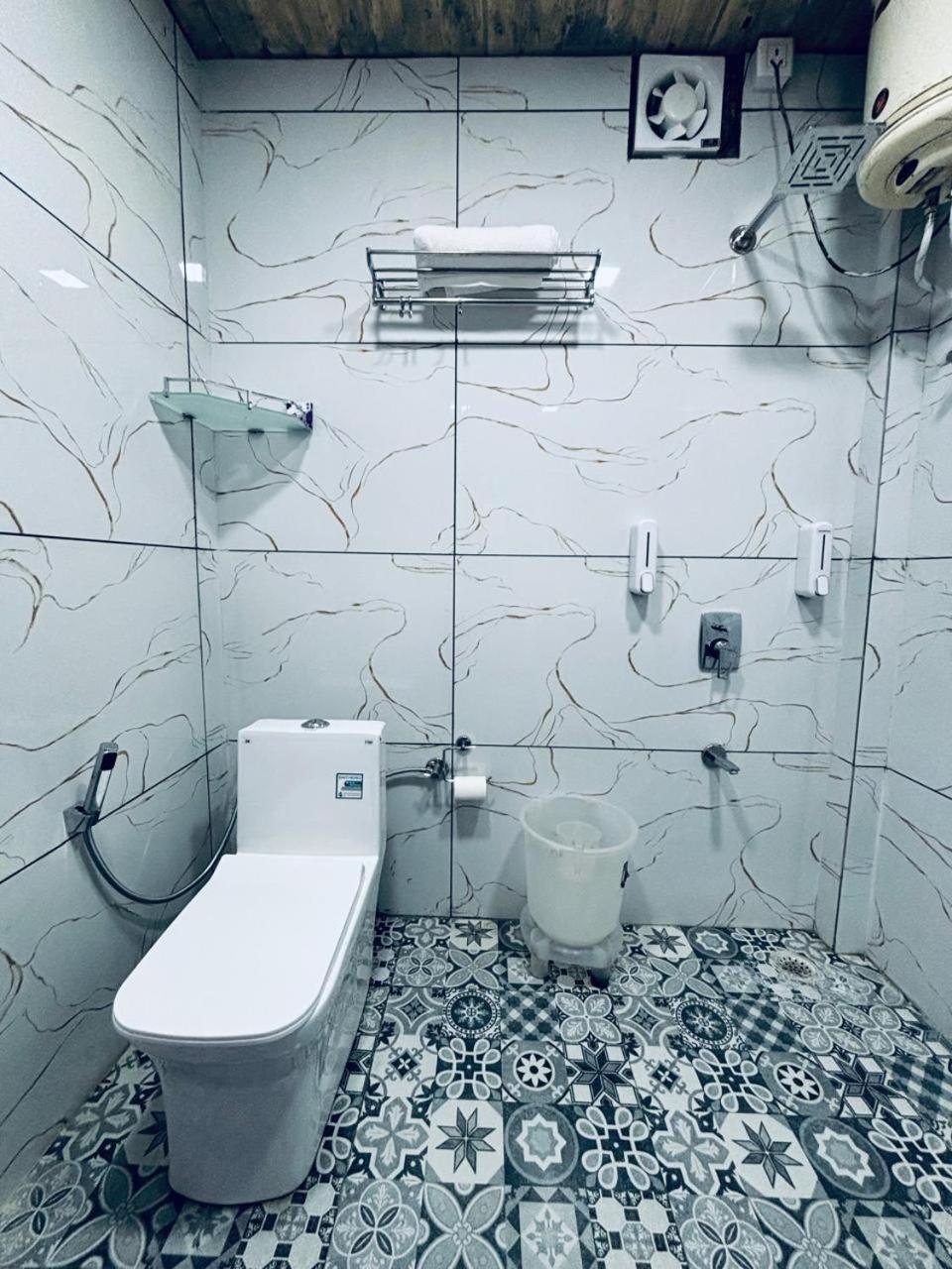 Hotel Amar Массури Экстерьер фото